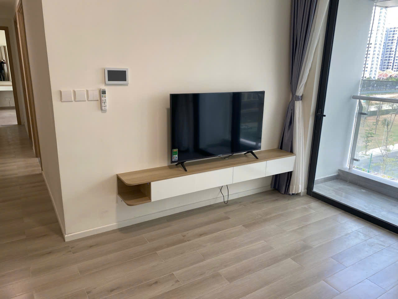 Kệ vách tivi KTV053
